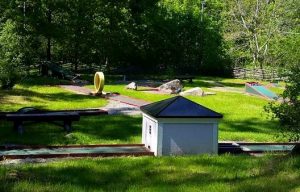 Golfstugan vid Särstabadet i Knivsta Minigolf