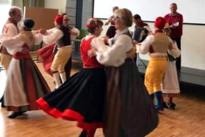 Knivsta Folkdanslag visar upp folkdans i Knivsta