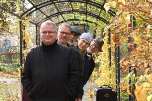 De Onämnbara på en ny, hämningslöst svängig skrattfest under varudeklarationen ”I afton trams" i Knivsta